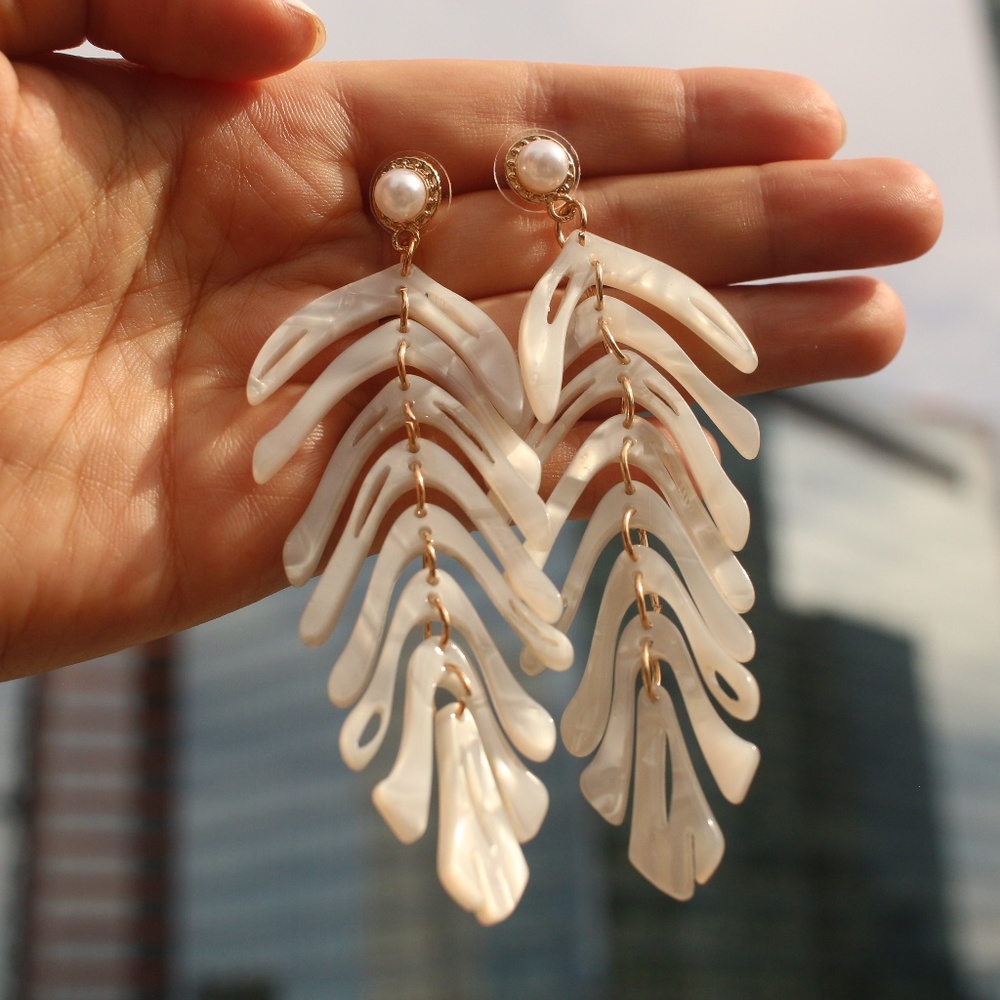 RESTOCKED🌸 Leaf leaves fun long Acrylic earrings - Picture 3 of 8